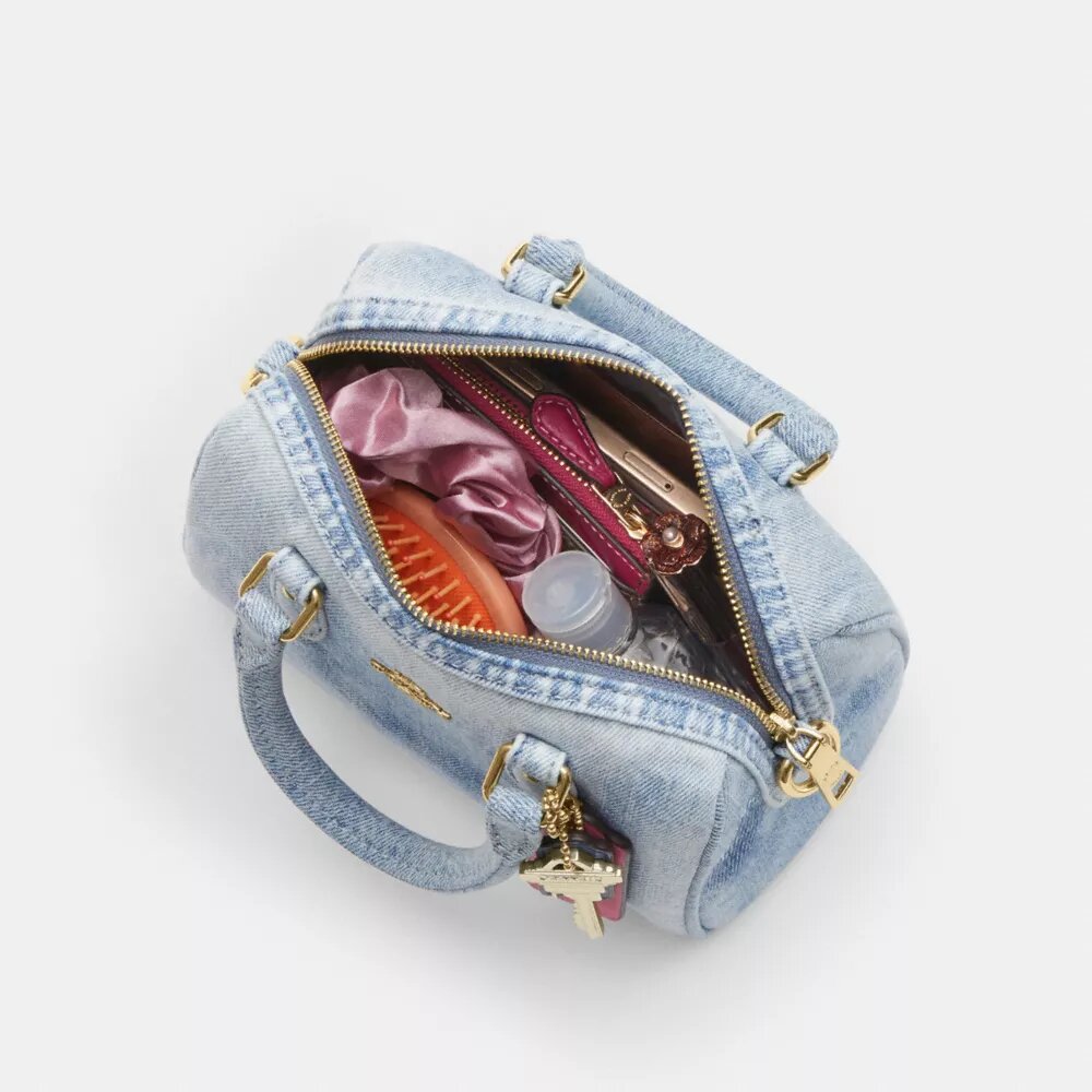 Mini Rowan-crossbody-veske i «Loved Denim» med anheng