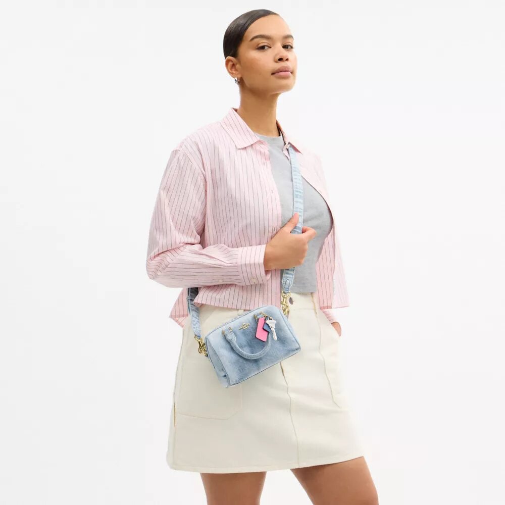 Mini Rowan-crossbody-veske i «Loved Denim» med anheng