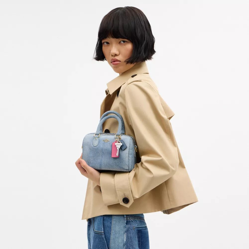 Mini Rowan-crossbody-veske i «Loved Denim» med anheng