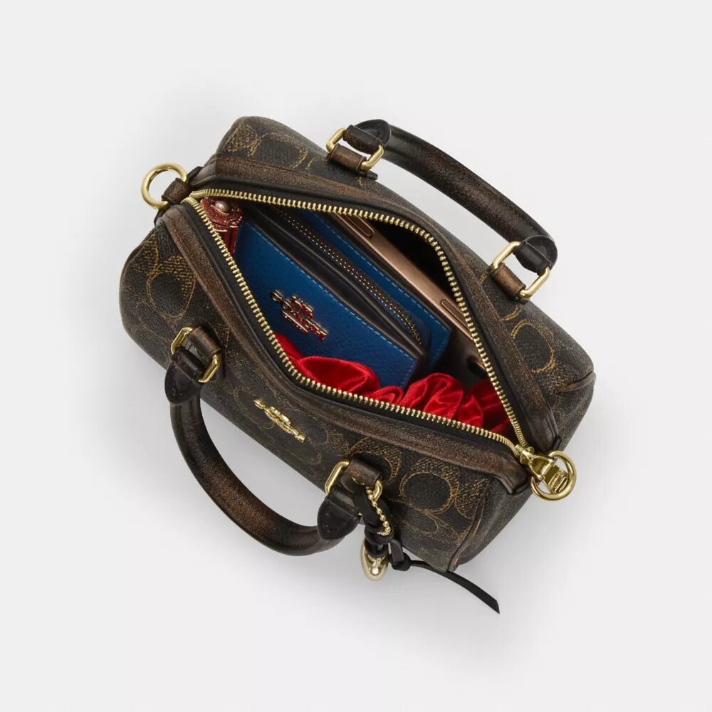 Mini Rowan-crossbody-veske med kryssrem i «Loved Signature Canvas»-kanvas med anheng