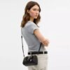 Mini Rowan-crossbody-veske med kryssrem i «Loved Signature Canvas»-kanvas med anheng
