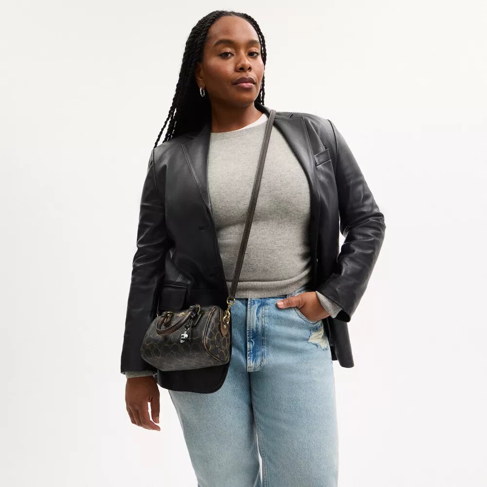 Mini Rowan-crossbody-veske med kryssrem i «Loved Signature Canvas»-kanvas med anheng