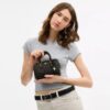 Mini Rowan-crossbody-veske med kryssrem i «Loved Signature Canvas»-kanvas med anheng