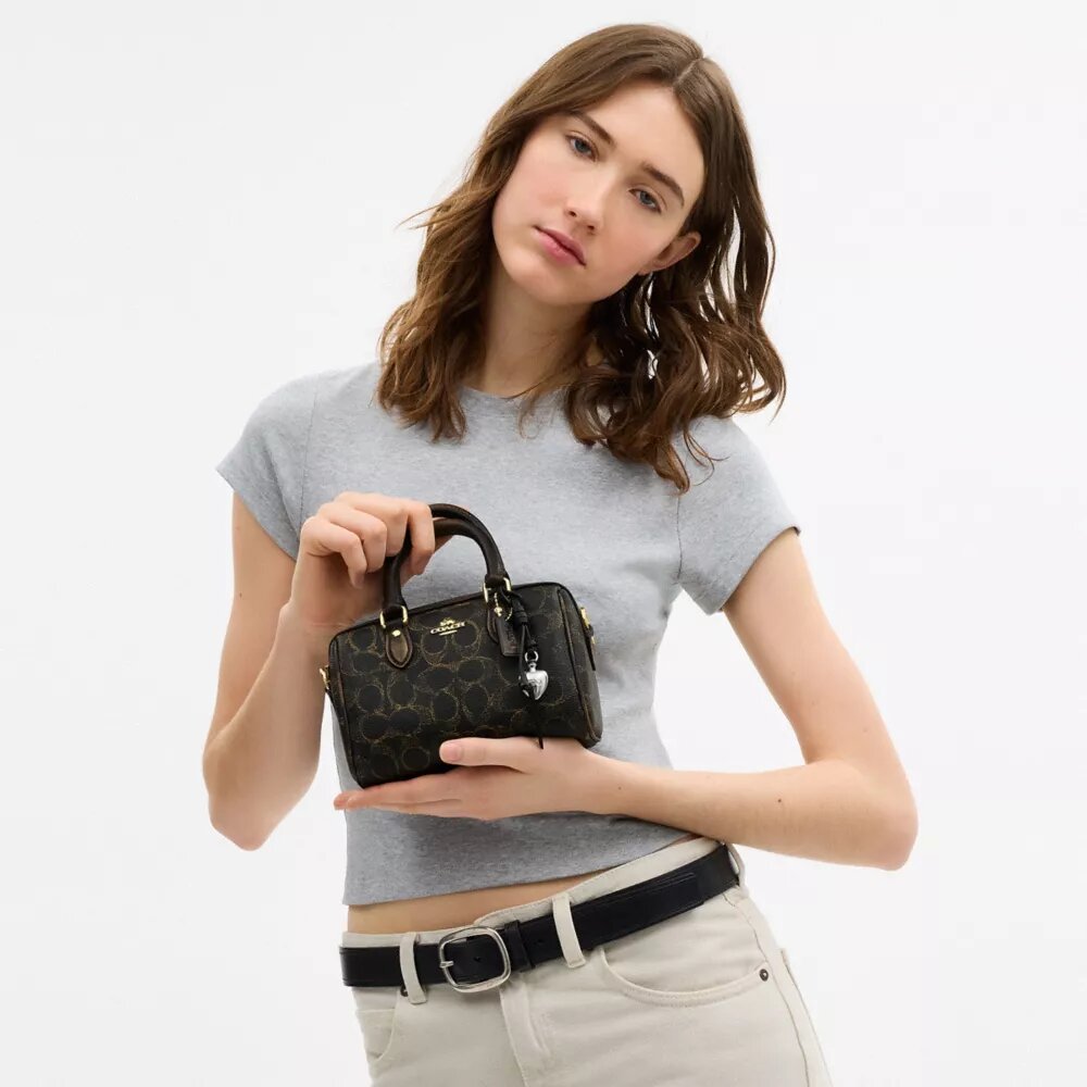 Mini Rowan-crossbody-veske med kryssrem i «Loved Signature Canvas»-kanvas med anheng