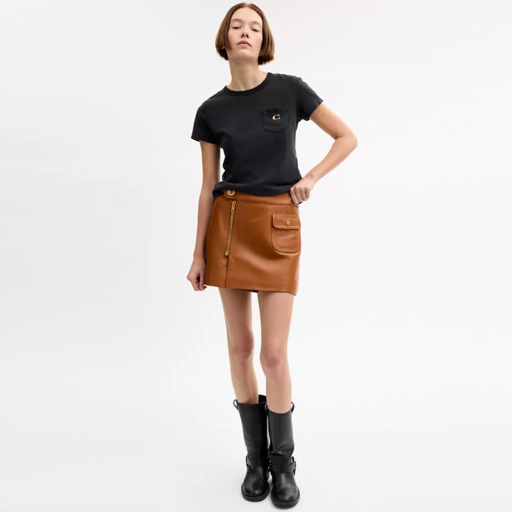 Mini-skjørt i skinn i klassisk stil