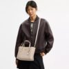 Mollie-tote-veske 25 i Signature Canvas