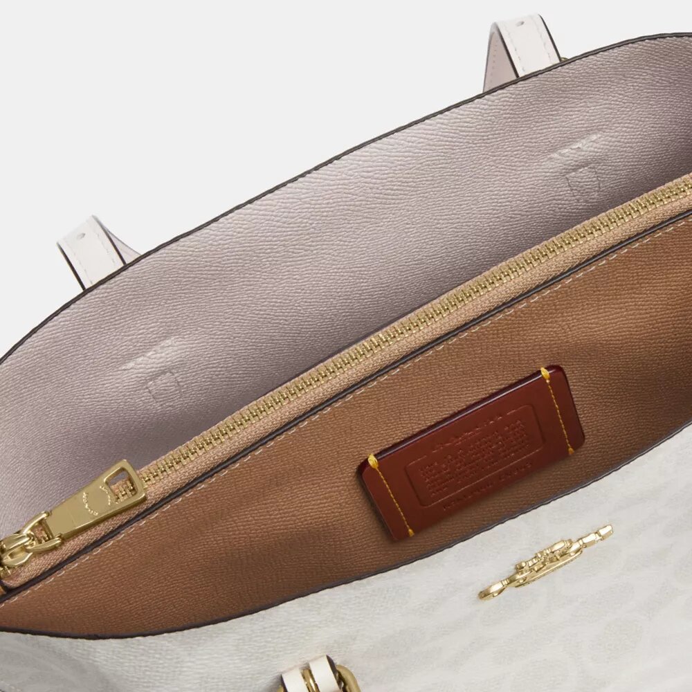 Mollie-tote-veske 25 i Signature Canvas