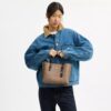 Mollie-tote-veske 25 i Signature Canvas