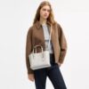 Mollie-tote-veske 25 i Signature Canvas
