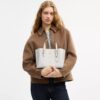 Mollie-tote-veske 25 i Signature Canvas