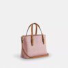 Mollie-tote-veske 25 i Signature Canvas med anheng