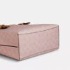 Mollie-tote-veske 25 i Signature Canvas med anheng