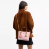 Mollie-tote-veske 25 i Signature Canvas med anheng