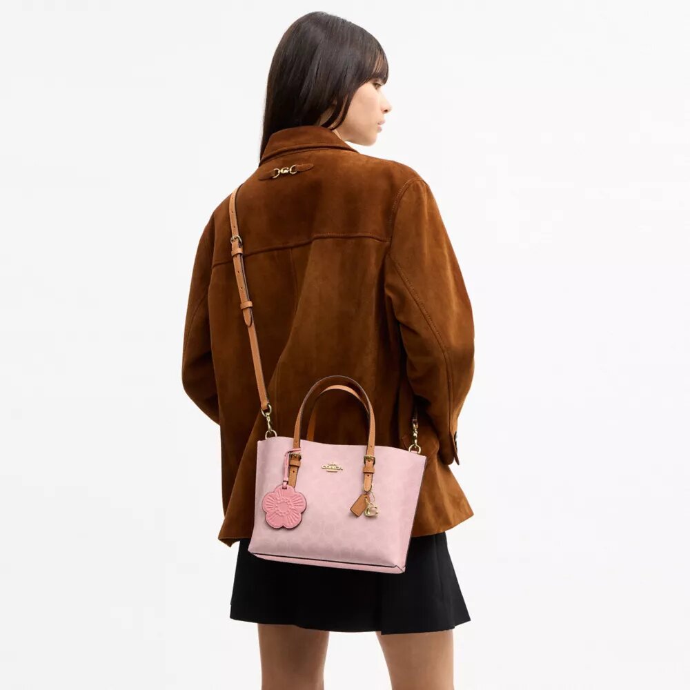 Mollie-tote-veske 25 i Signature Canvas med anheng