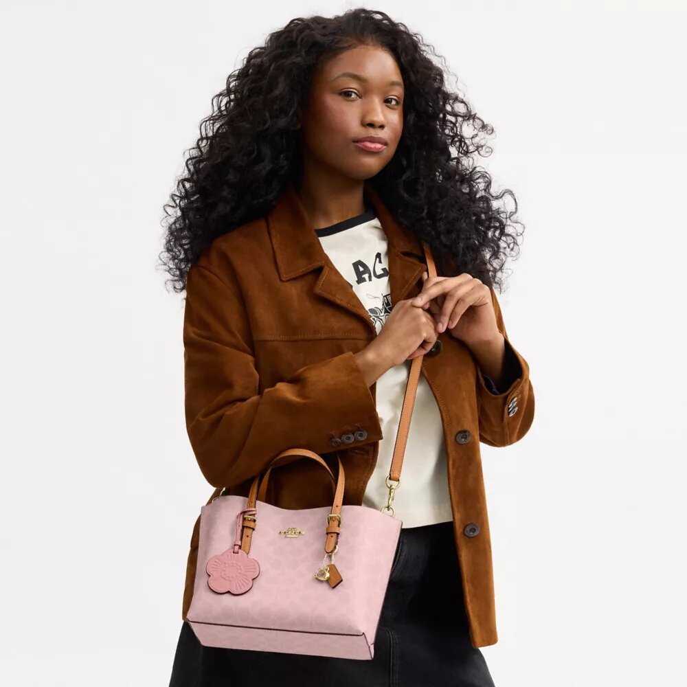 Mollie-tote-veske 25 i Signature Canvas med anheng