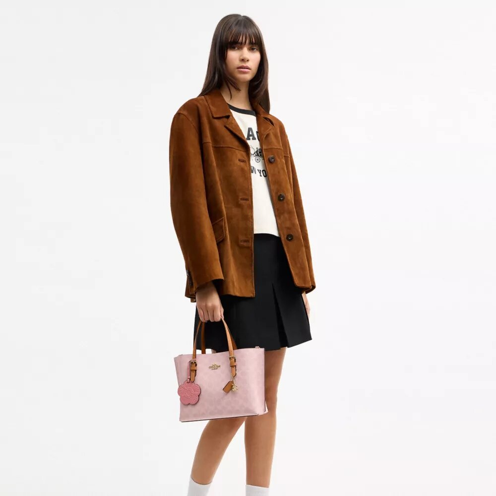 Mollie-tote-veske 25 i Signature Canvas med anheng
