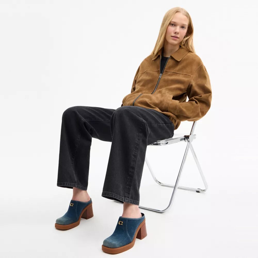 Mules med skulpturert C-logo og hæl i «Loved Denim»