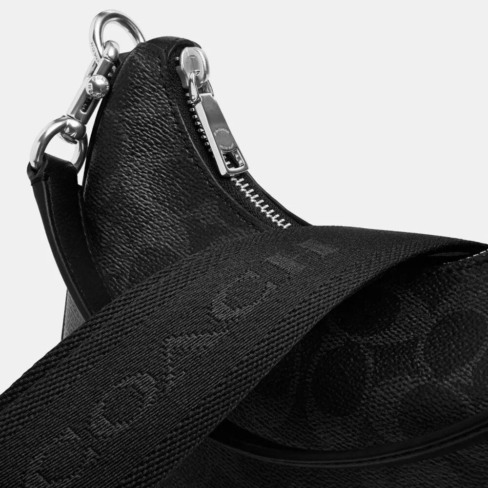Nolan Hobo-veske i Signature Canvas