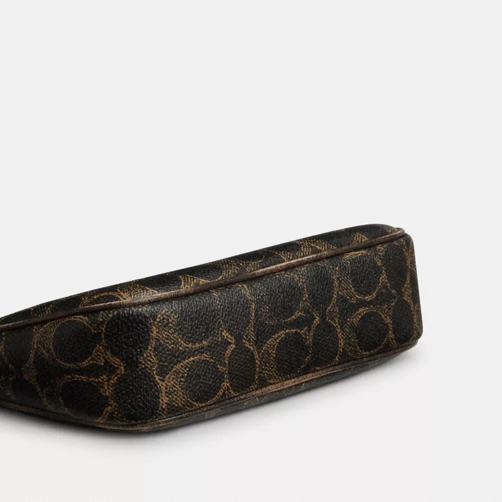 Nolita 19 i «Loved Signature Canvas»-kanvas med anheng