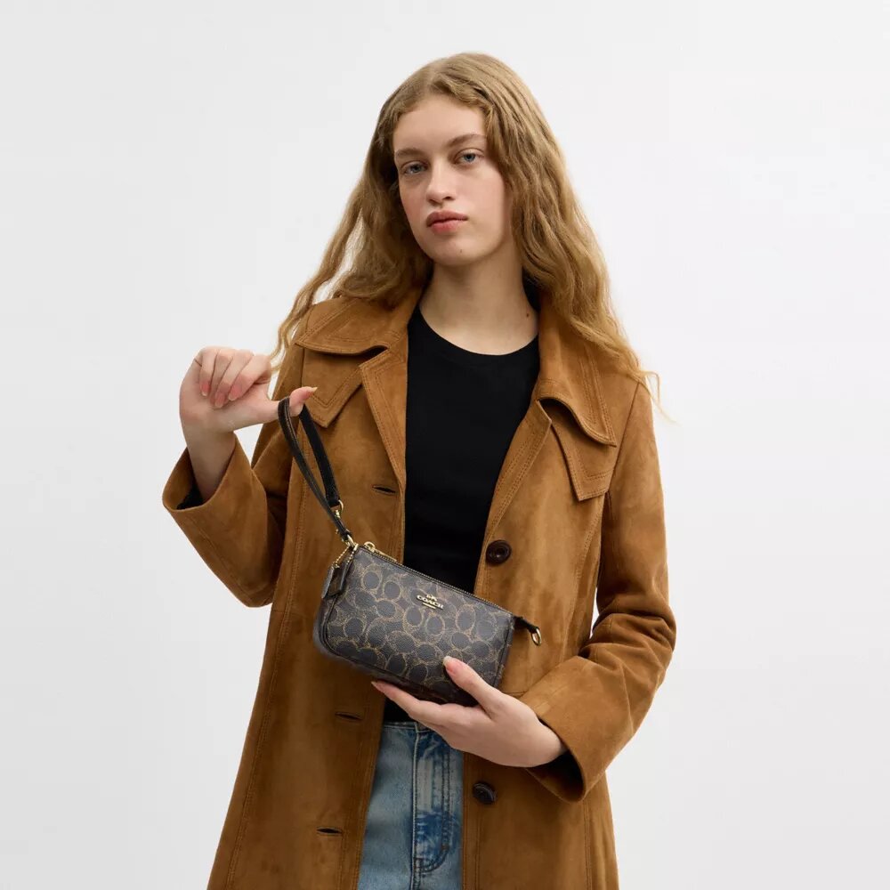 Nolita 19 i «Loved Signature Canvas»-kanvas med anheng