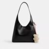 Puffet bjørneveskeanheng i shearling