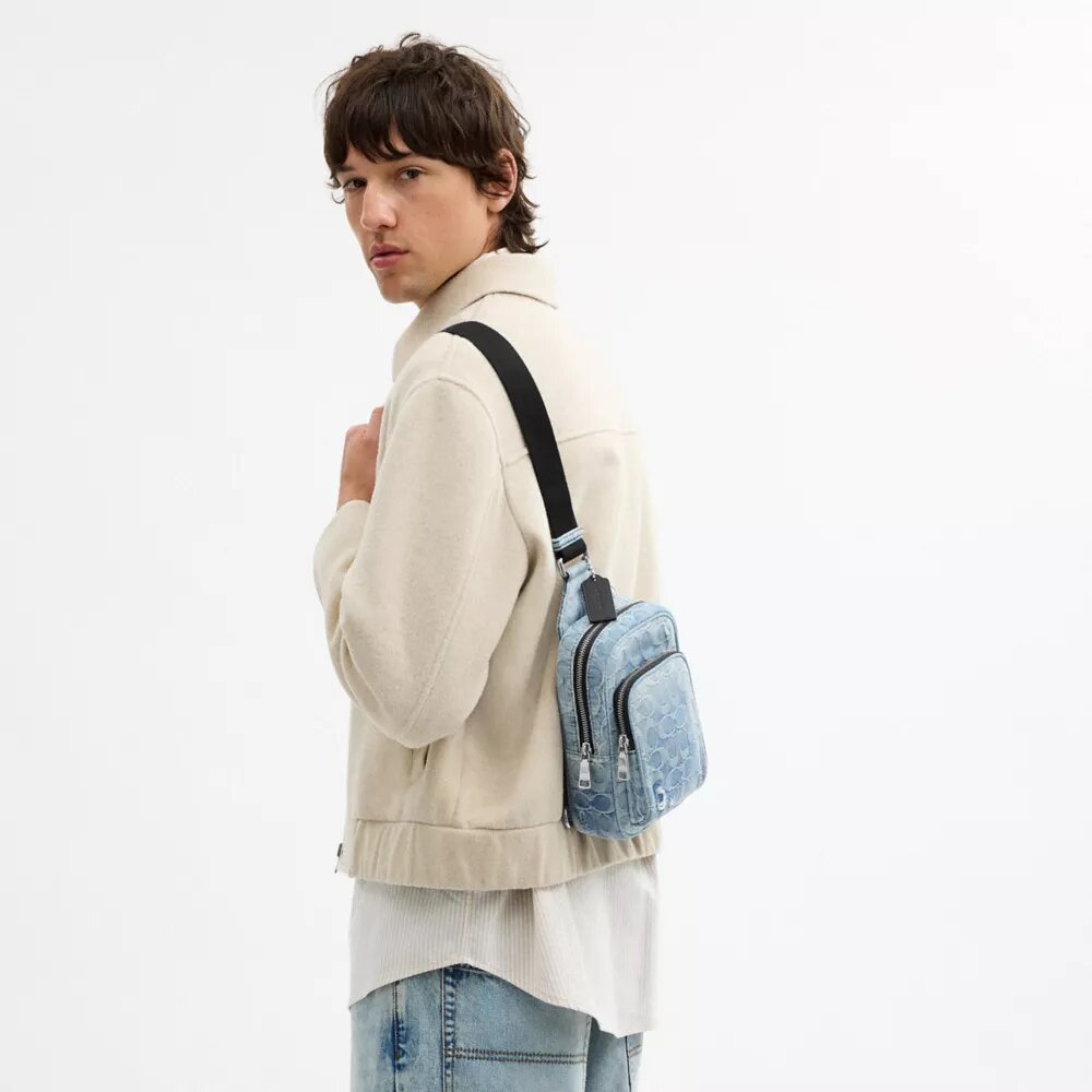 Racer Sling Pack i «Loved» Signature-denim