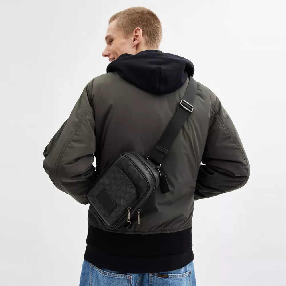 Racer Sling Pack i Signature Canvas