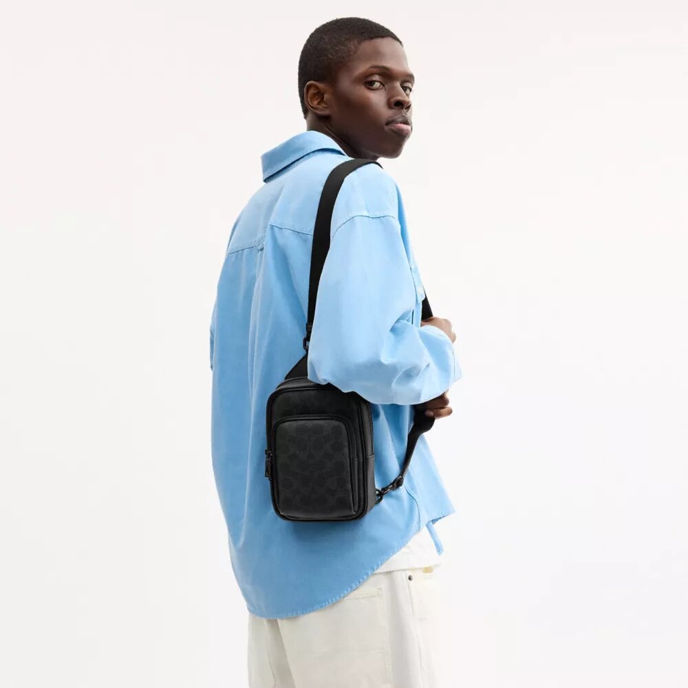 Racer Sling Pack i Signature Canvas