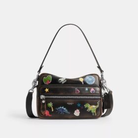 Rexy 10-årsdag Dakota-crossbody-veske i «Loved Leather» med klistremerketrykk