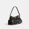 Rexy 10-årsdag Dakota-crossbody-veske i «Loved Leather» med klistremerketrykk