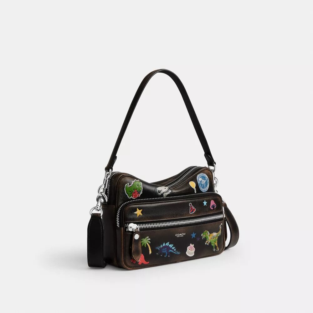 Rexy 10-årsdag Dakota-crossbody-veske i «Loved Leather» med klistremerketrykk