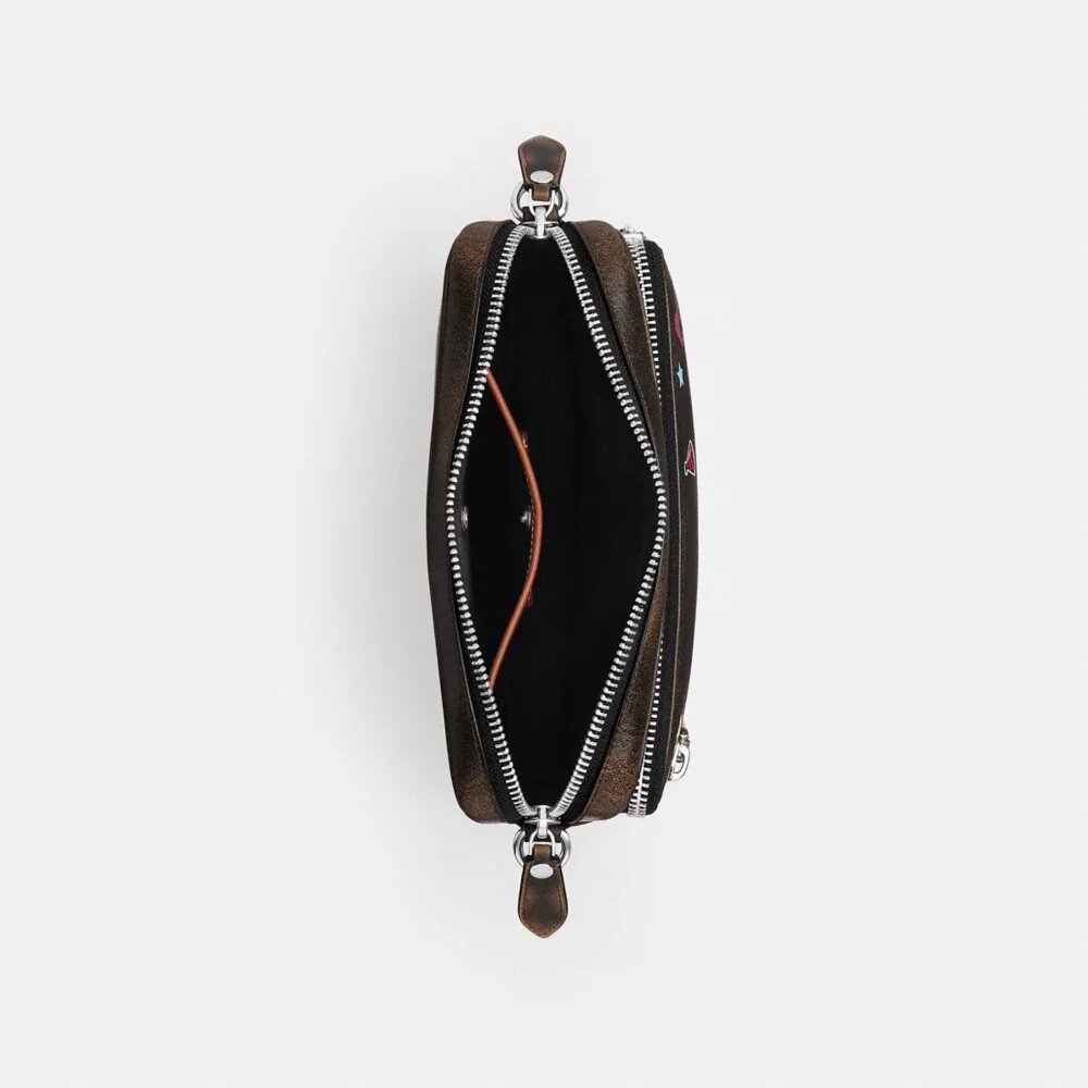 Rexy 10-årsdag Dakota-crossbody-veske i «Loved Leather» med klistremerketrykk