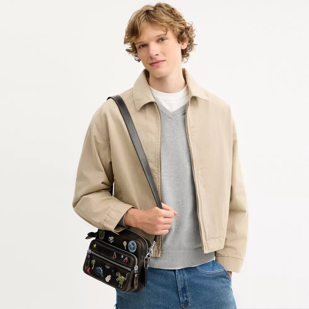 Rexy 10-årsdag Dakota-crossbody-veske i «Loved Leather» med klistremerketrykk