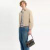 Rexy 10-årsdag Dakota-crossbody-veske i «Loved Leather» med klistremerketrykk