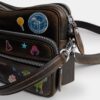 Rexy 10-årsdag Dakota-crossbody-veske i «Loved Leather» med klistremerketrykk