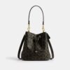 Rowan-bucketbag i «Loved Signature Canvas»-kanvas med anheng