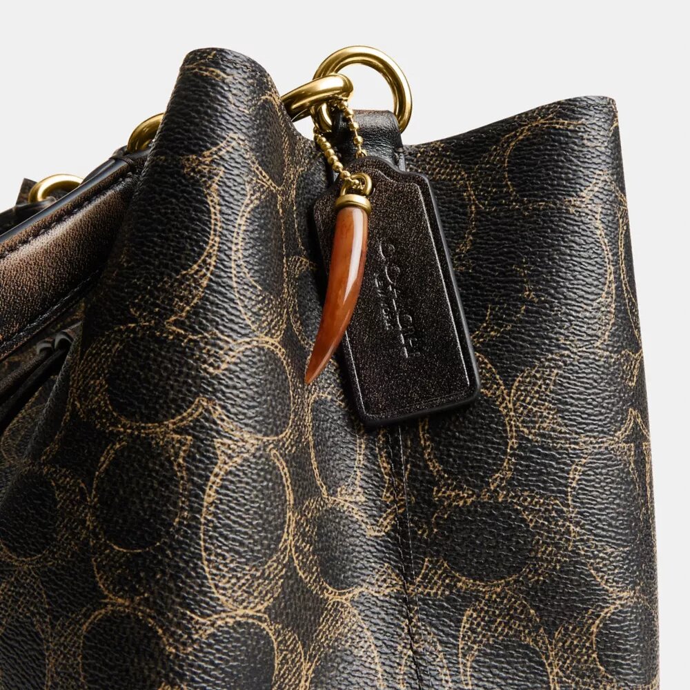 Rowan-bucketbag i «Loved Signature Canvas»-kanvas med anheng