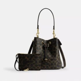 Rowan-bucketbag i «Loved Signature Canvas»-kanvas med anheng