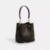 Rowan-bucketbag i «Loved Signature Canvas»-kanvas med anheng