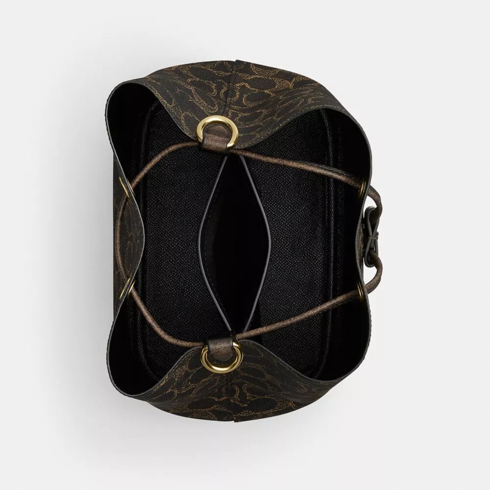 Rowan-bucketbag i «Loved Signature Canvas»-kanvas med anheng
