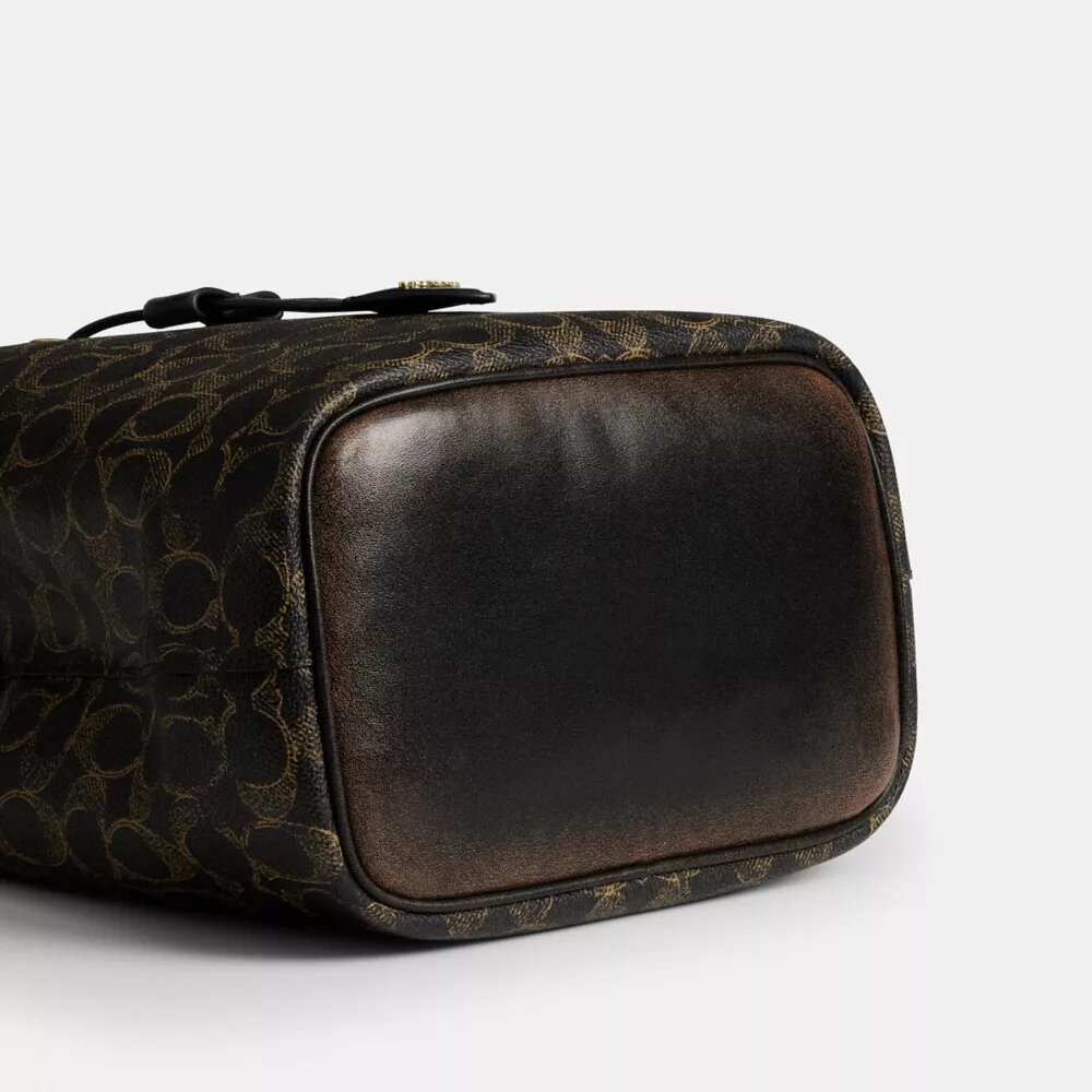 Rowan-bucketbag i «Loved Signature Canvas»-kanvas med anheng