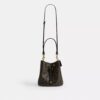 Rowan-bucketbag i «Loved Signature Canvas»-kanvas med anheng
