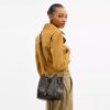 Rowan-bucketbag i «Loved Signature Canvas»-kanvas med anheng