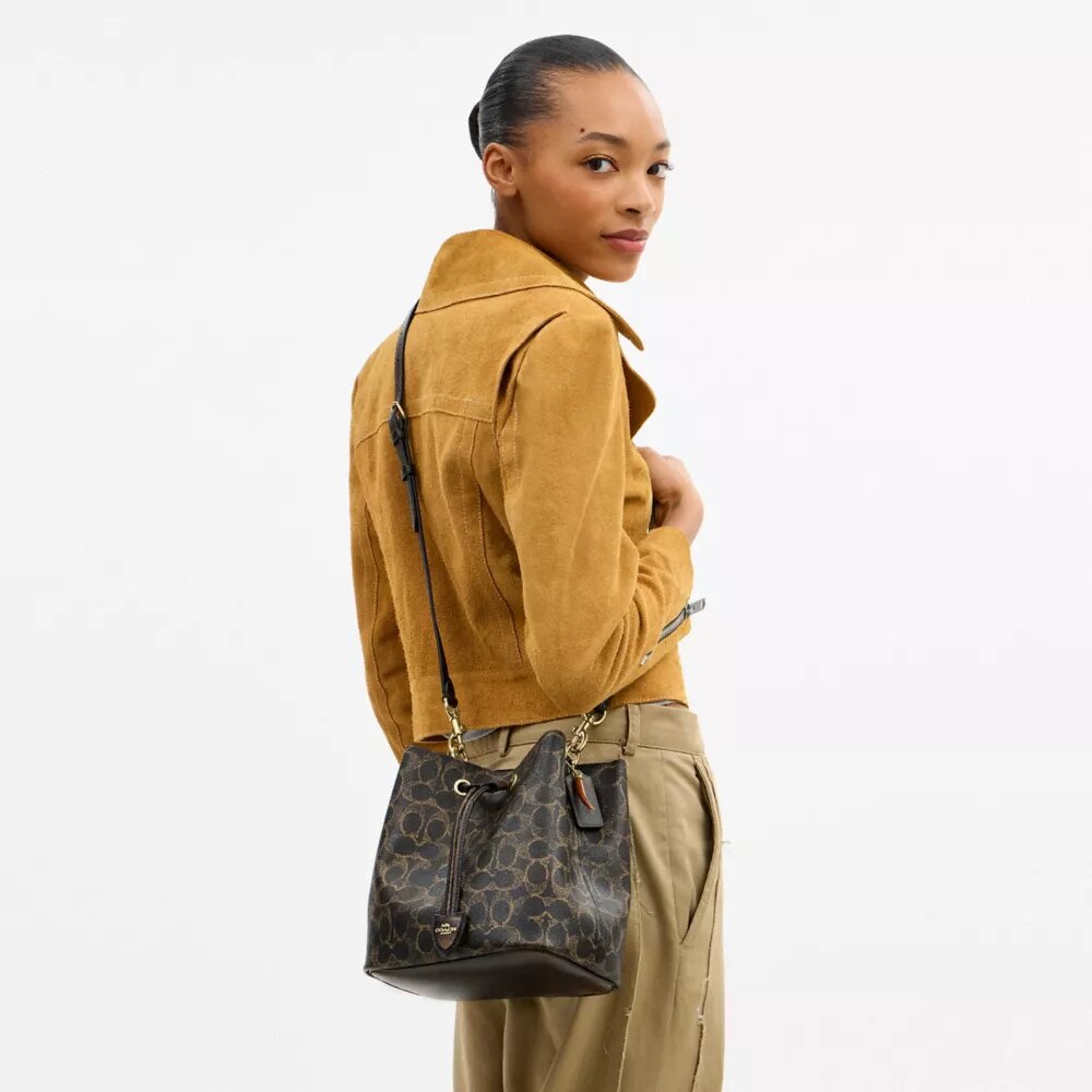 Rowan-bucketbag i «Loved Signature Canvas»-kanvas med anheng
