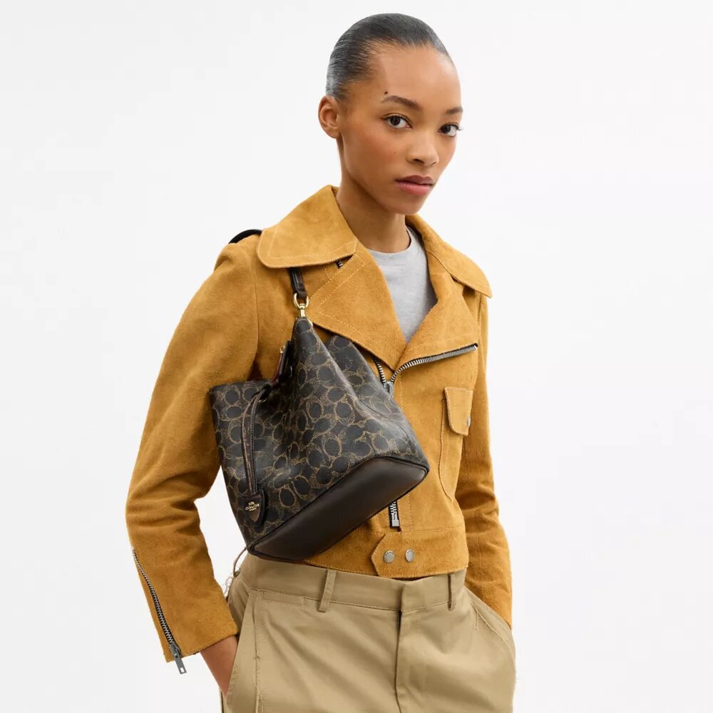 Rowan-bucketbag i «Loved Signature Canvas»-kanvas med anheng