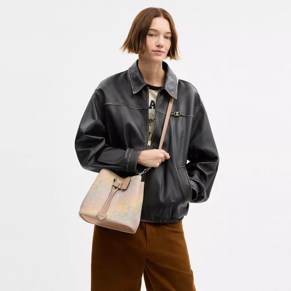 Rowan-bucketbag i Rainbow Signature Canvas