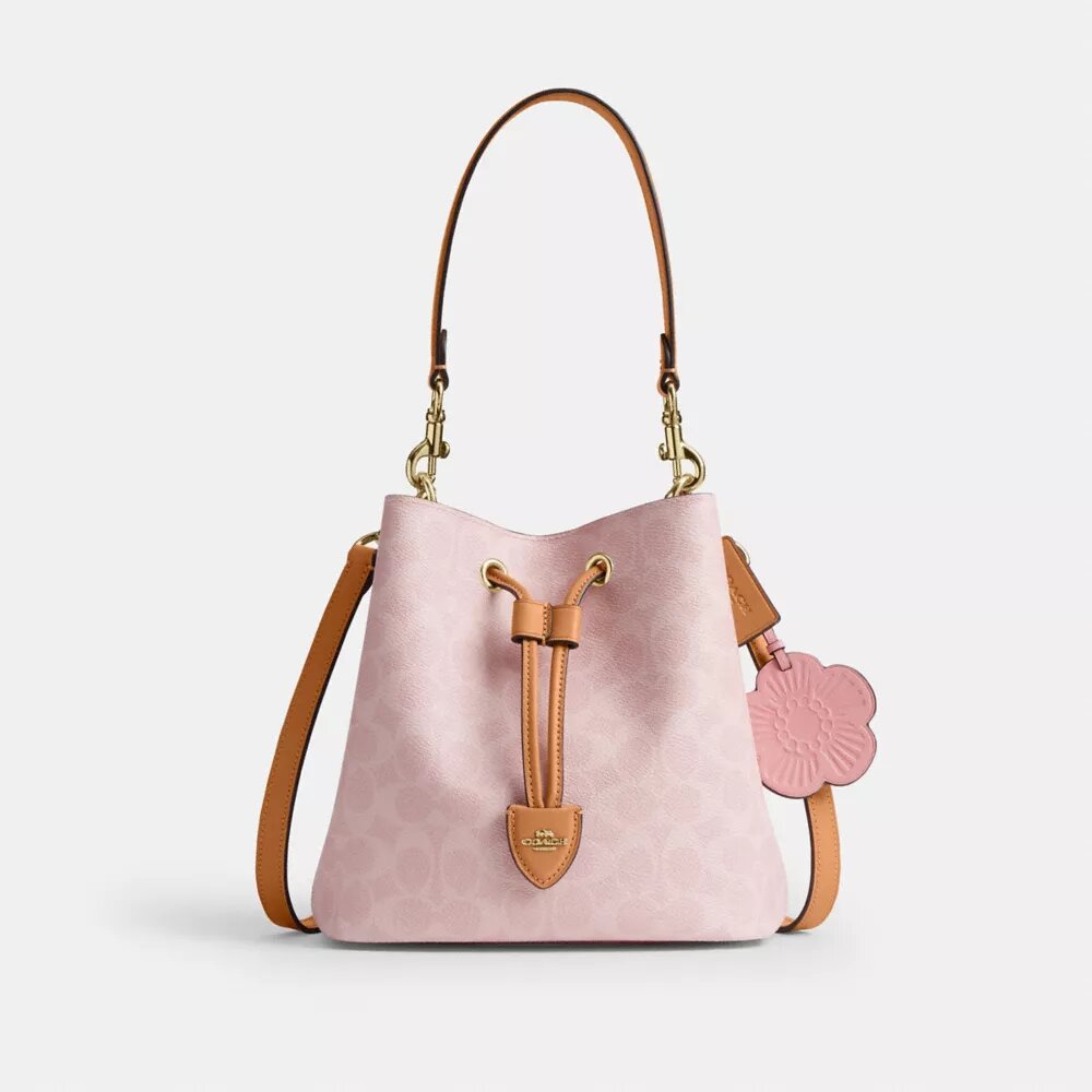 Rowan-bucketbag i Signature Canvas med anheng