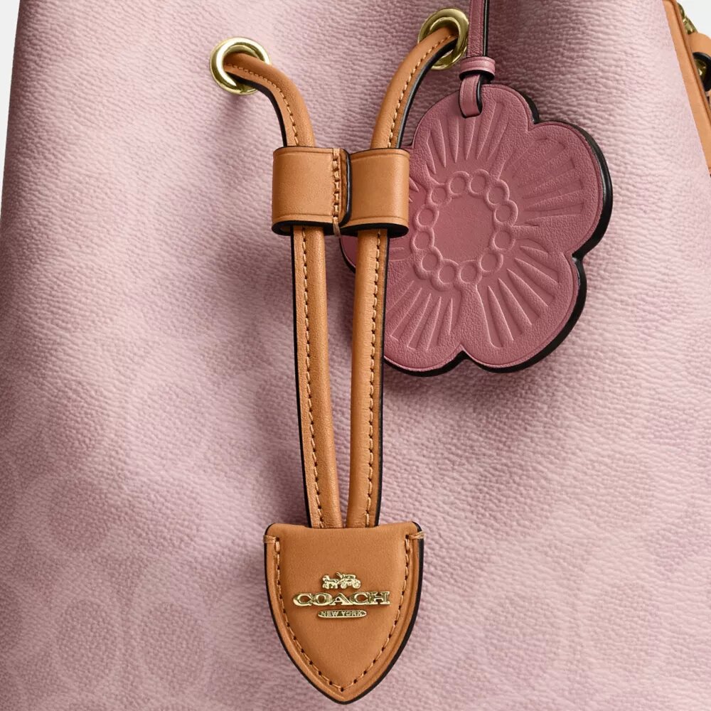 Rowan-bucketbag i Signature Canvas med anheng