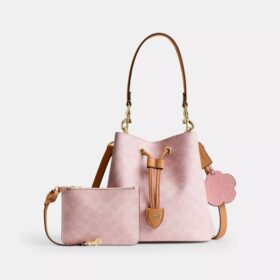Rowan-bucketbag i Signature Canvas med anheng