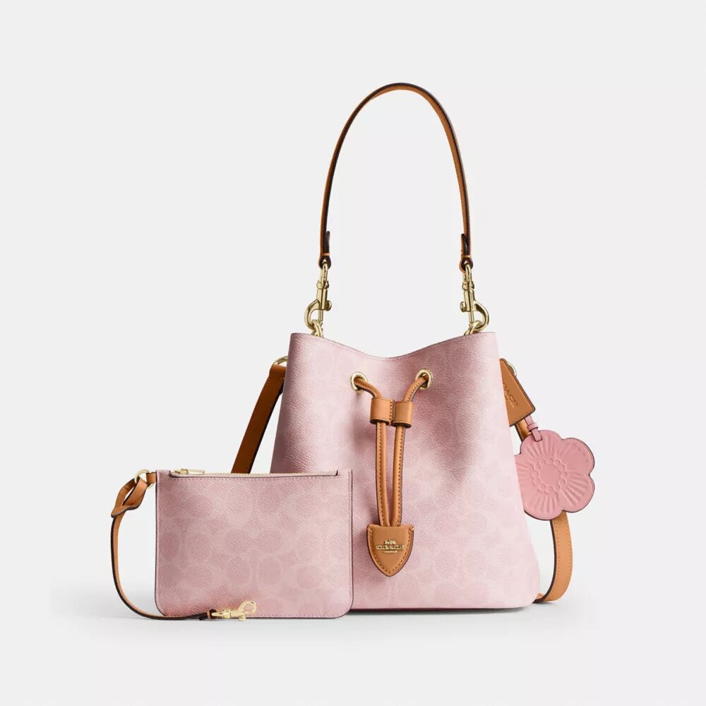 Rowan-bucketbag i Signature Canvas med anheng